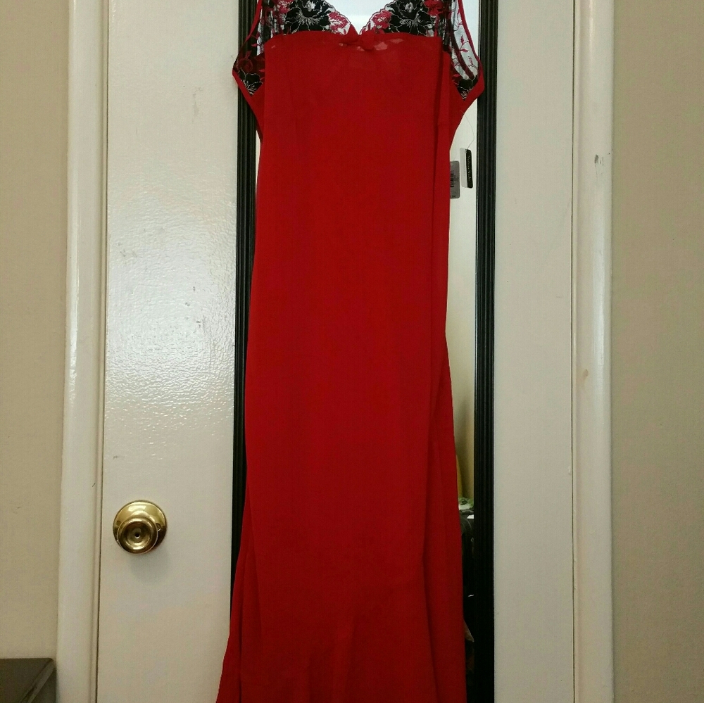 NWT MADISON STUDIO INTIMATES SLEEP WEAR.